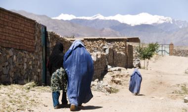 Women walking in Afghanistan