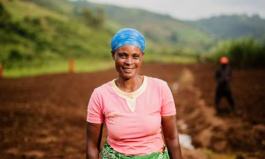 Rwanda-Portrait-Pink-Shirt-in-Feild---Serrah-Galos