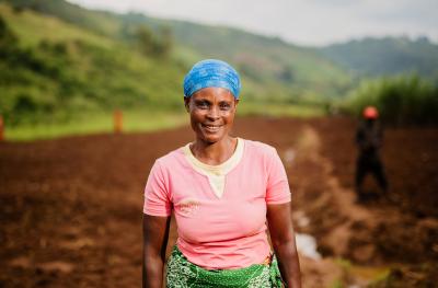 Rwanda-Portrait-Pink-Shirt-in-Feild---Serrah-Galos